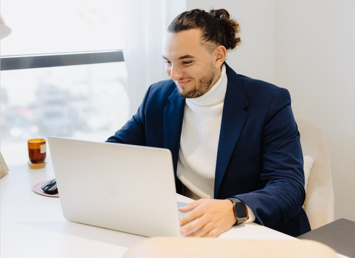 homme-travaillant-ordinateur